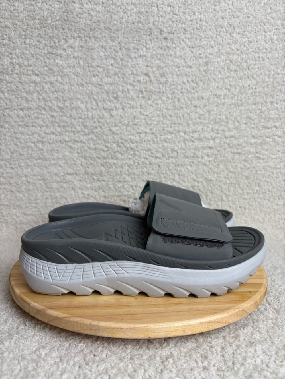Vionic Beach Sandals Mens 7 Rejuvenate Recovery Adjustable Slides in Vapor Grey